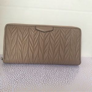 COACH: Tan/ cream leather long Wallet:excellent cons. FULL zip
